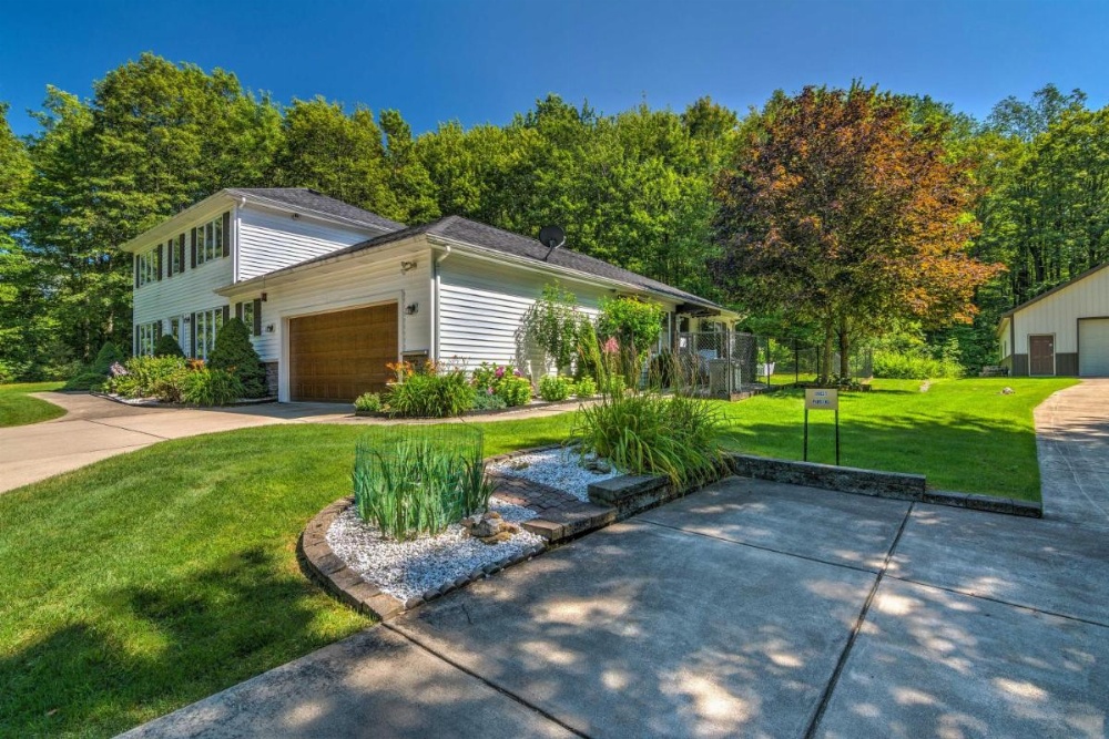 Serene Orchard Park Apartment w/Large Yard & Patio Image 6