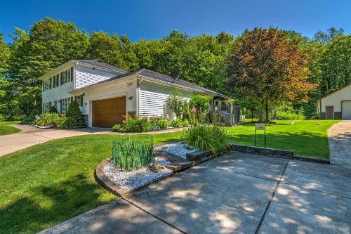 Serene Orchard Park Apartment w/Large Yard & Patio image 6