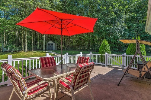 Serene Orchard Park Apartment w/Large Yard & Patio image 7