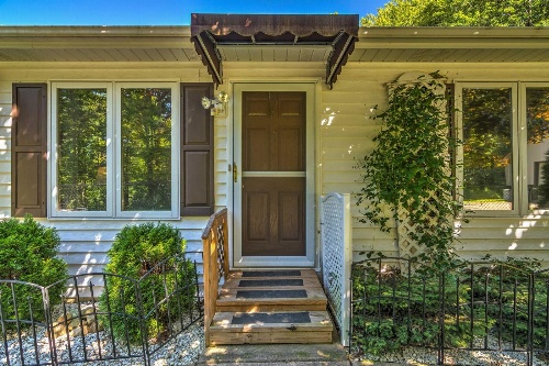 Serene Orchard Park Apartment w/Large Yard & Patio image 1